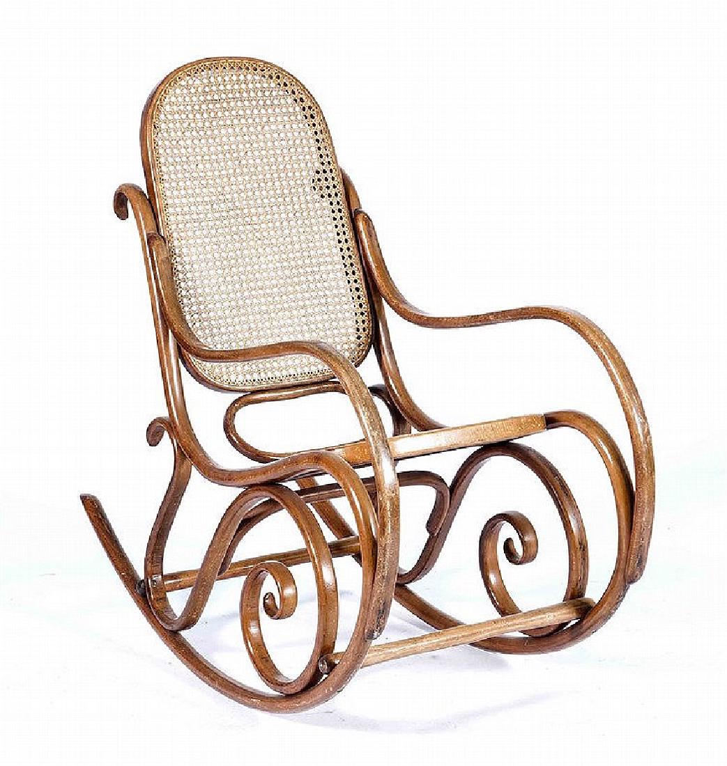 Thonet Schaukelstuhl, wohl um 1953, Buchenholz massiv,: Thonet Schaukelstuhl, wohl um 1953, Buchenholz massiv, Modell-No. 10/6 a, geschweiftes Gestell mit Sitzfläche aus Rohrgeflecht, 96 x 104 x 50 cm. Notes: Möbel