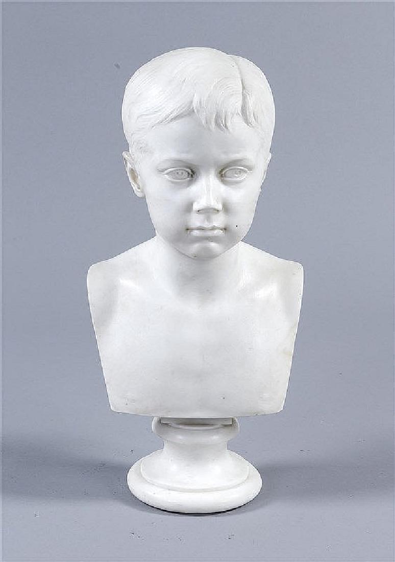 Vittorio Caradossi (1861-1918), ital. Bildhauer, nahezu: Vittorio Caradossi (1861-1918), ital. Bildhauer, nahezu lebensgroße Büste eines Jungen, weißer Marmor über gekehltem Sockel, rückseitig sign., H. 54 cm Notes: Bildhauer