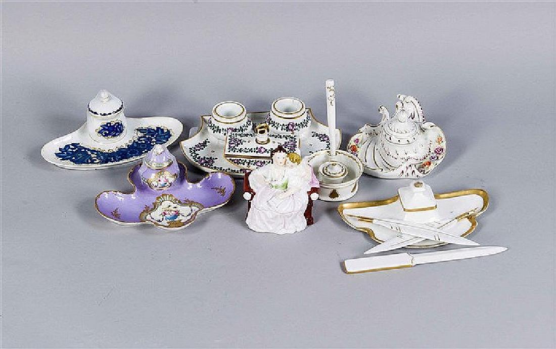 Achteiliges Konvolut von Porzellan-Schreibgarnituren (1 of 1)