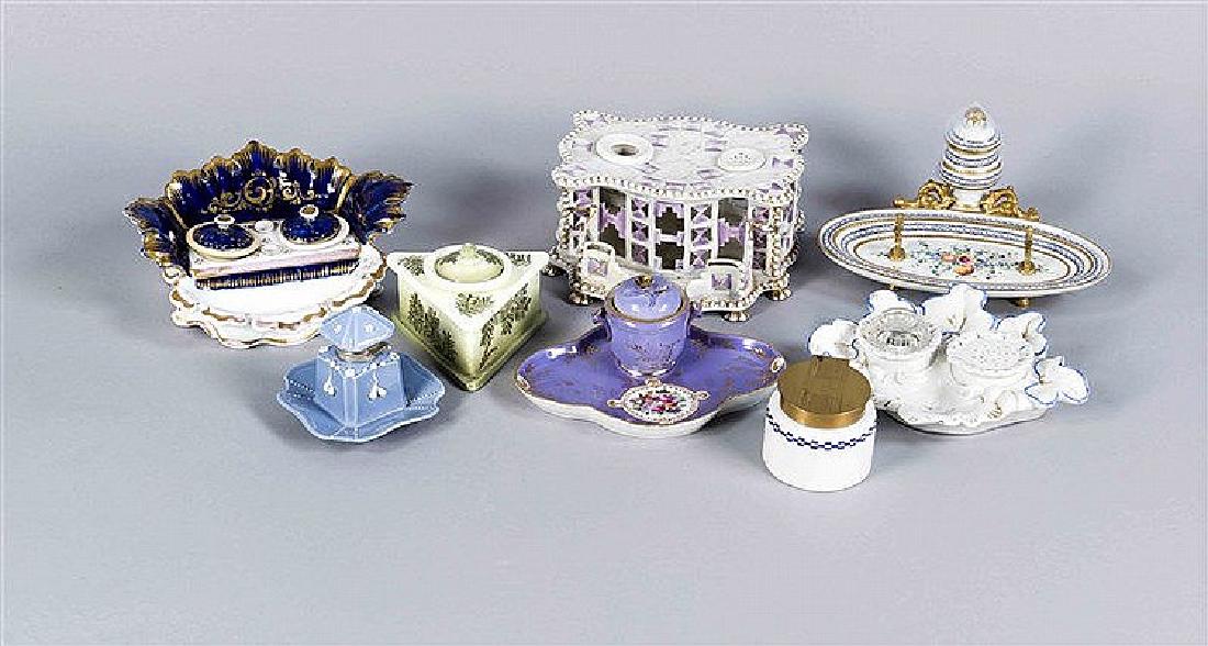 Achteiliges Konvolut von Porzellan-Schreibgarnituren (1 of 1)