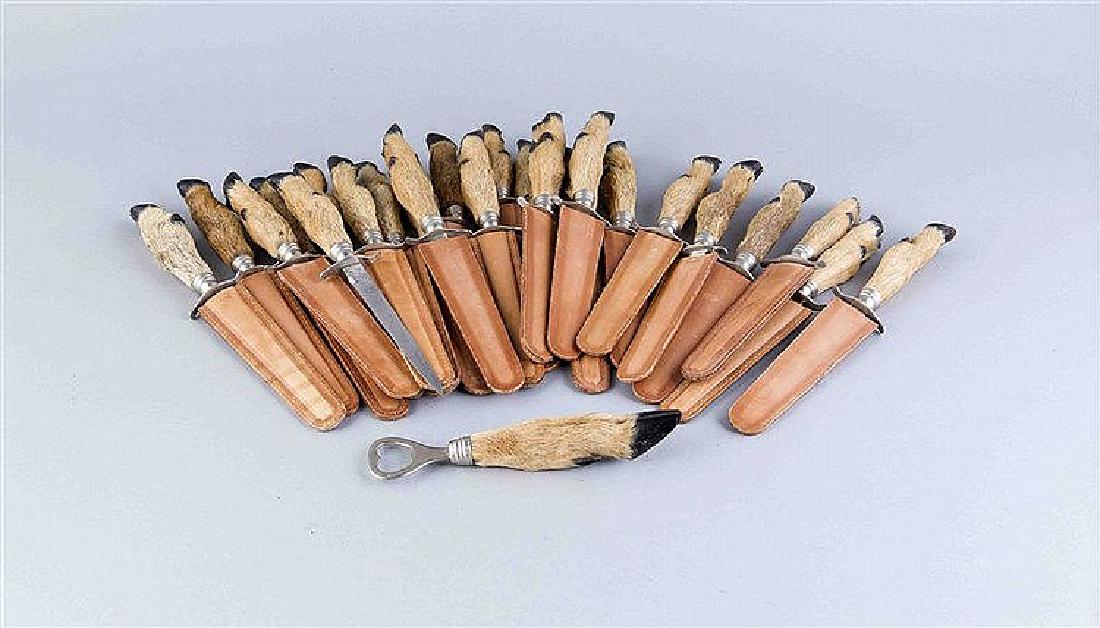 25 Brieföffner, 20. Jh., Stahlklingen, Rehhufgriffe, (1 of 1)