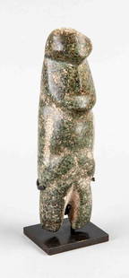 Figur im Stil der Mezcala Kultur, Westmexiko, stark: Figur im Stil der Mezcala Kultur, Westmexiko, stark abstrahierte männliche Figur, mit schwarz gefasstem Metallstand, Ges.-H 18,8 cm