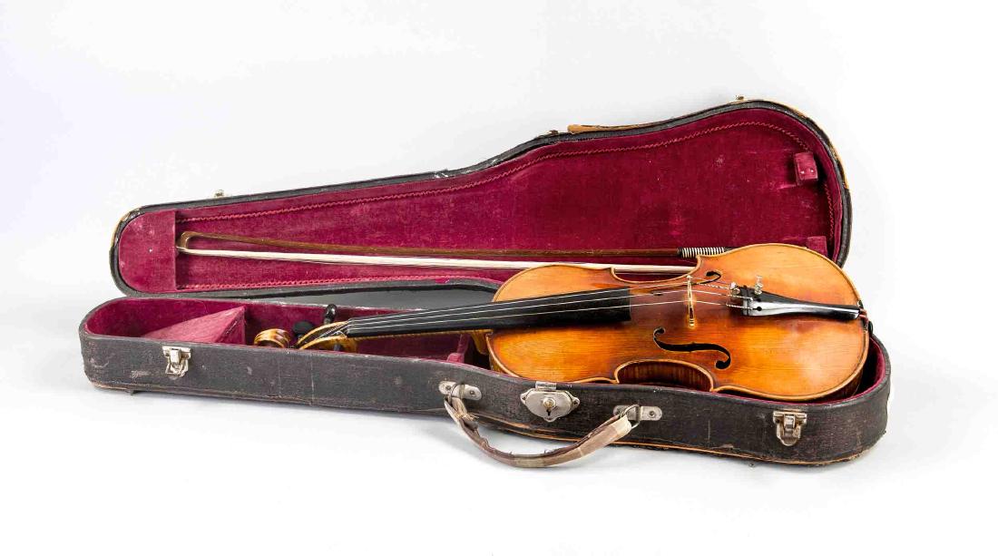 Violine mit Bogen u. Kasten, wohl Böhmen, Anf. 20. Jh.,: Violine mit Bogen u. Kasten, wohl Böhmen, Anf. 20. Jh., Bodeninnenseite mit Herstelleretikett "Joh. Kulik, Geigenbaumeister Prag", L. 60 cm, L. Kasten 77 cm
