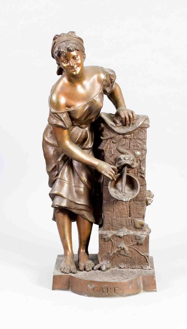Adolphe Jean Lavergne (tätig 1863-1928), große Skulptur: Adolphe Jean Lavergne (tätig 1863-1928), große Skulptur einer jungen Frau, die an einem Brunnen Wasser schöpft, patinierter Metallguss, seitlich sign. u. dat. 1889, schauseitig bez. "Gare", H. 78 c