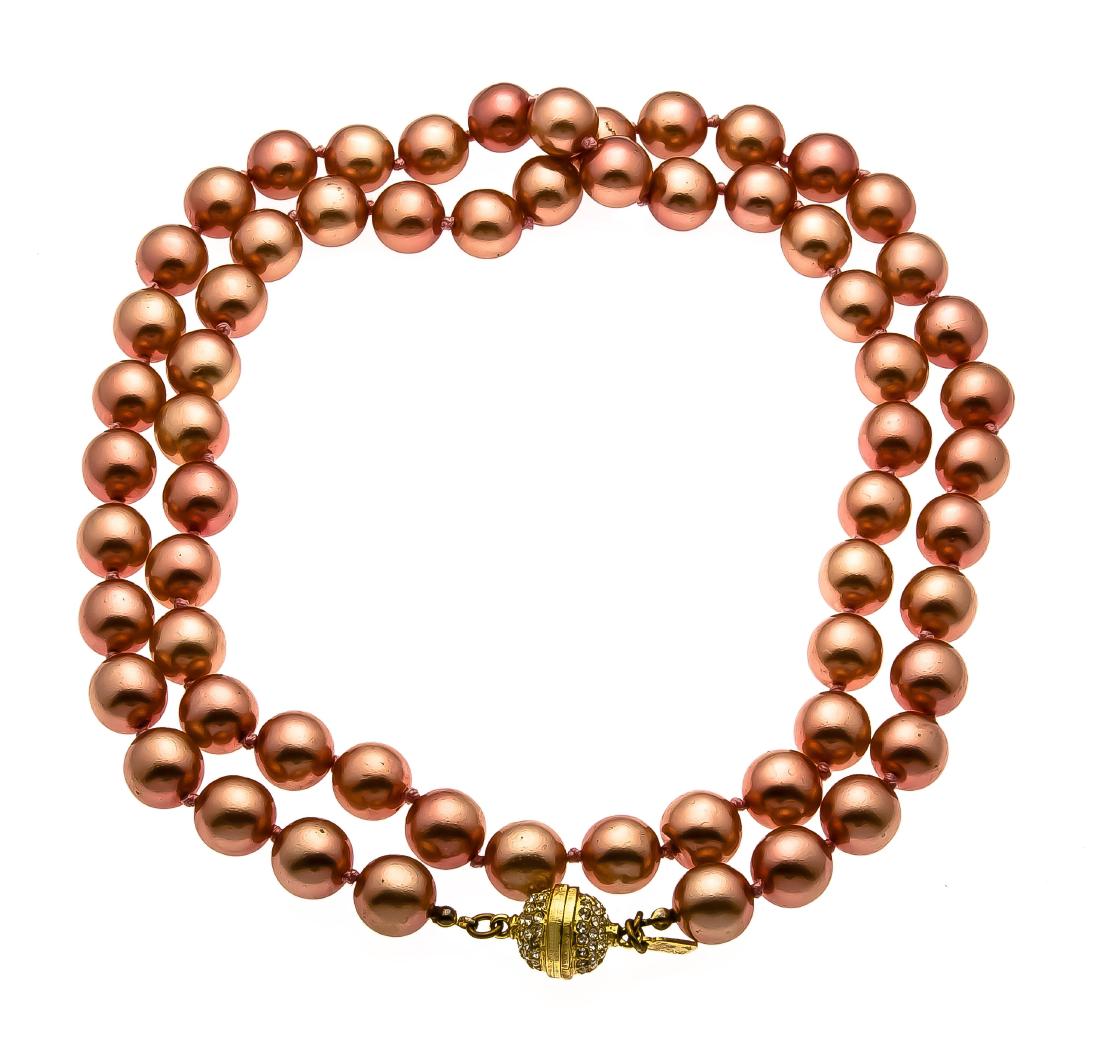 Escada Modeschmuckperlen: Escada Modeschmuckperlen Collier mit strassbesetzter Kugelschraubschließe, aus 14 mm Modeschmuckperlen hellkupferfarben mit metallischem Lüster, L. 102 cm, 227 g