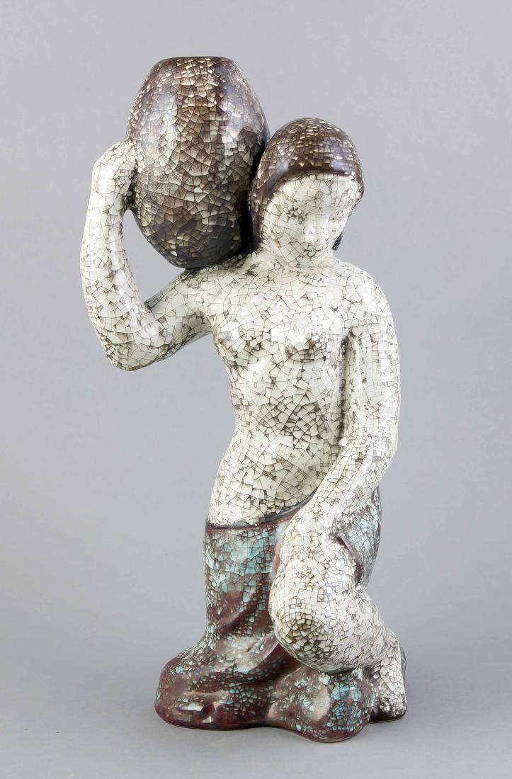 Wasserschöpferin, Bornholms Keramik, Denmark, 20: Wasserschöpferin, Bornholms Keramik, Denmark, 20. Jh., Entwurf Michael Andersen, u. Klebeetikett und Marke, Modellnr. 4315-2, Steingut, leicht glasiert, craquelierte Oberfläche, H. 45 cm,