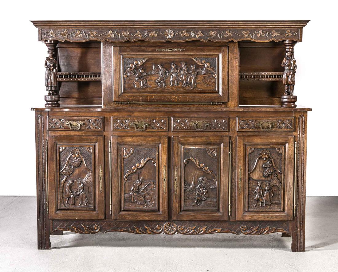 Anrichte mit Aufsatz, Anf: Anrichte mit Aufsatz, Anf. 20. Jh., Eiche massiv, der 4-schübige Korpus mit vier Türen, Aufsatz mit vollplastisch geschnitzten Figuren eines Mannes mit Brot in der Hand und einer Frau Wasser tragend