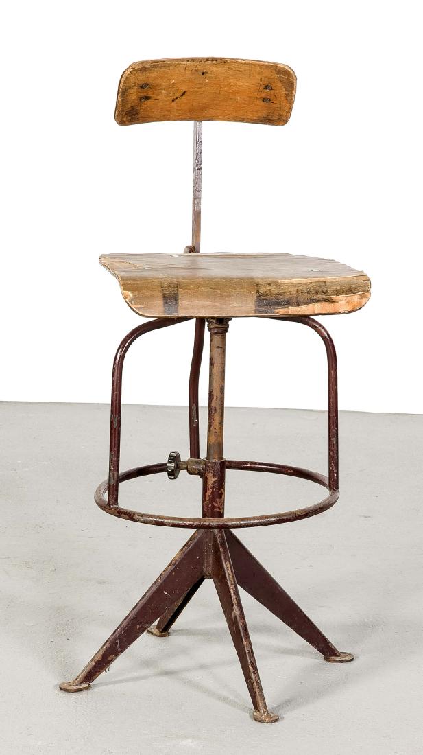 Jean Prouvé (1901-1984),: Jean Prouvé (1901-1984), High Swivel Chair, Frankreich um 1947, hoher Drehstuhl, Stahl, Schichtholz, Entwurf: Elias Svedberg, Hoher Werkstattstuhl mit Fußrast, drehbar, starke Gebrauchsspuren, Maße