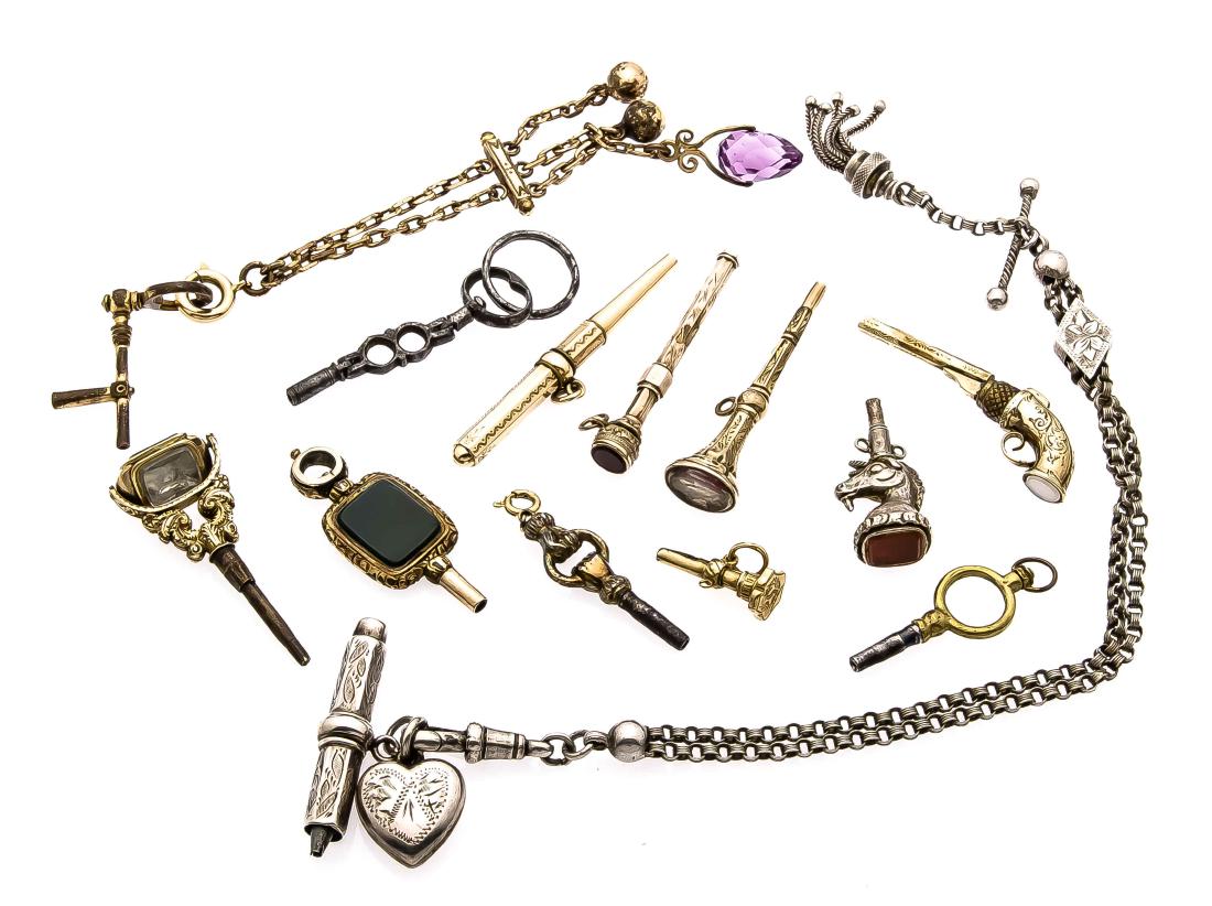 Taschenuhren-Schlüssel-Konvolut: Taschenuhren-Schlüssel-Konvolut 12 Stück, einige Schaumgold, teilweise mitEdelsteinbesatz, mit 2 kleinen Chatelaines, 82,0 g German Translation: Taschenuhren-Schlüssel-Konvolut 12 Stück, einige Sc