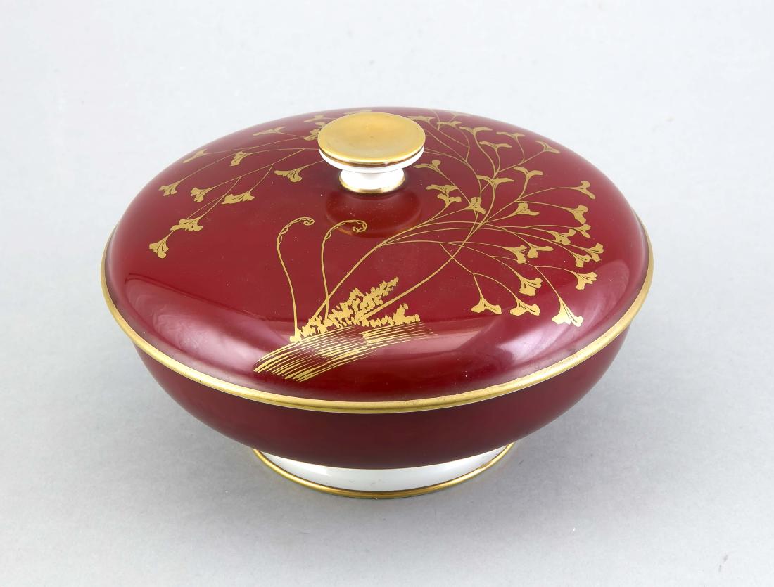 Runde Deckeldose,: Round lidded box, Rosenthal, Selb, mark 1934-56, designed by Friedrich Fleischmann(1887-1943) in 1933, form Winifred, round box on higher set foot with slightly convex lid and knob, gold decoration on