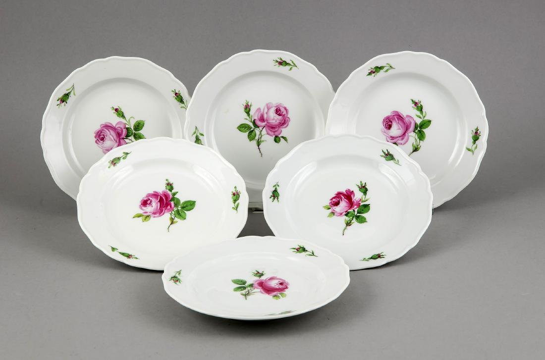 6 kleine Teller, Meissen, 3 davon 2. Wahl,: 6 kleine Teller, Meissen, 3 davon 2. Wahl, Knaufschwerter um 1900, 3 davon 1. Wahl, nach1945, Dekor rote Rose, gewellter Rand, Ø 17,5 cm