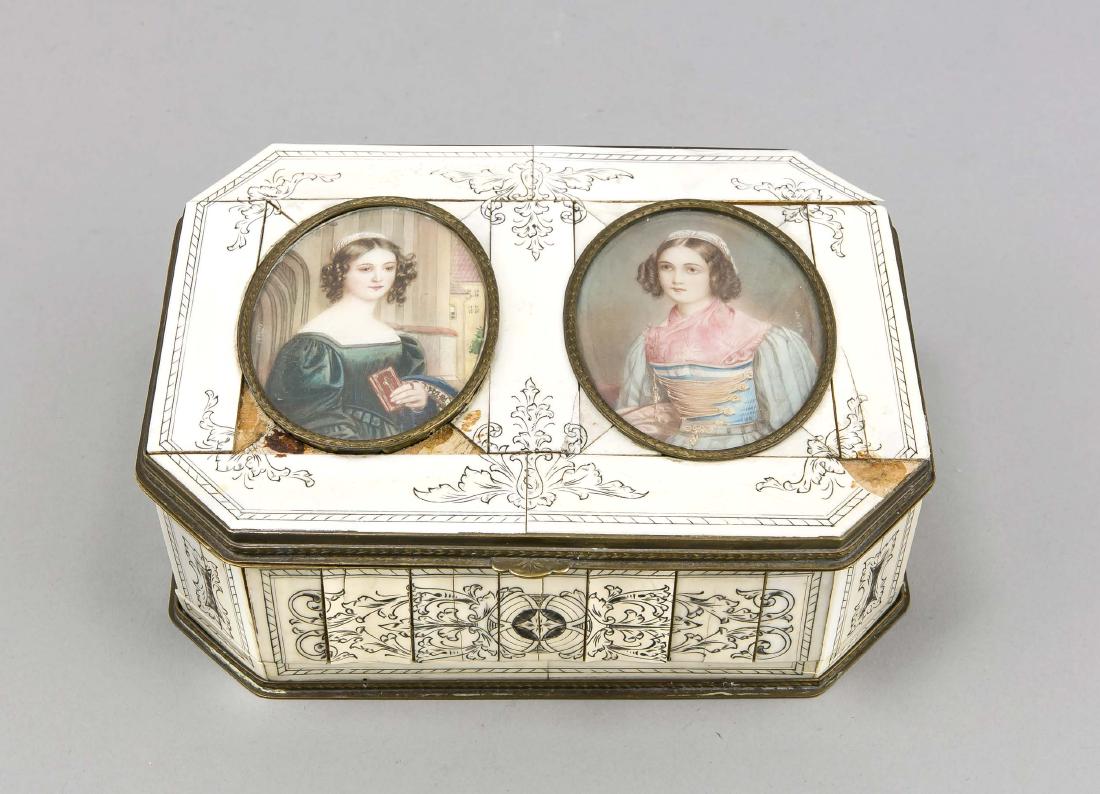 Miniaturdose mit zwei Portraits höfischer Damen hinter (1 of 1)