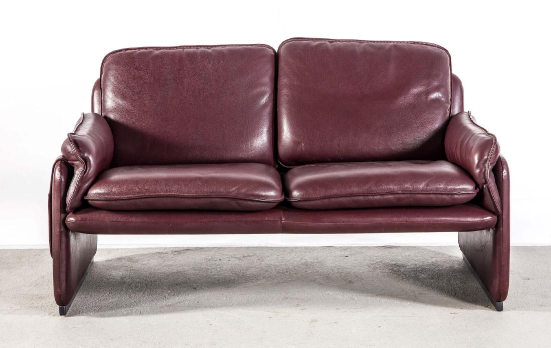 Ledersofa, De Sede, Schweiz, nach 1990,: Ledersofa, De Sede, Schweiz, nach 1990, dunkelbraun-rötliches Leder, Zweisitzer mitZeitschriftenfach rechts. Sehr bequem, wohnfertig. 82 x 145 x 92 cm. Das Möbel ist in unserem Außenlager in Mühle
