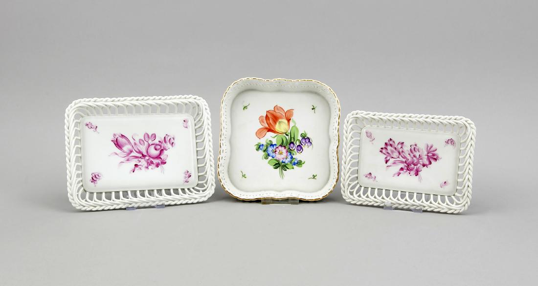 Drei Vorlegeteile, Herend, Marke nach 1967, 2: Drei Vorlegeteile, Herend, Marke nach 1967, 2 rechteckige Körbchen mit durchbrochenem Rand, Blumenmalerei in Purpur, 18 x 14 cm und 21 x 16 cm, 1 Carre-Schale, polychrome Blumenmalerei mit Goldrand, 