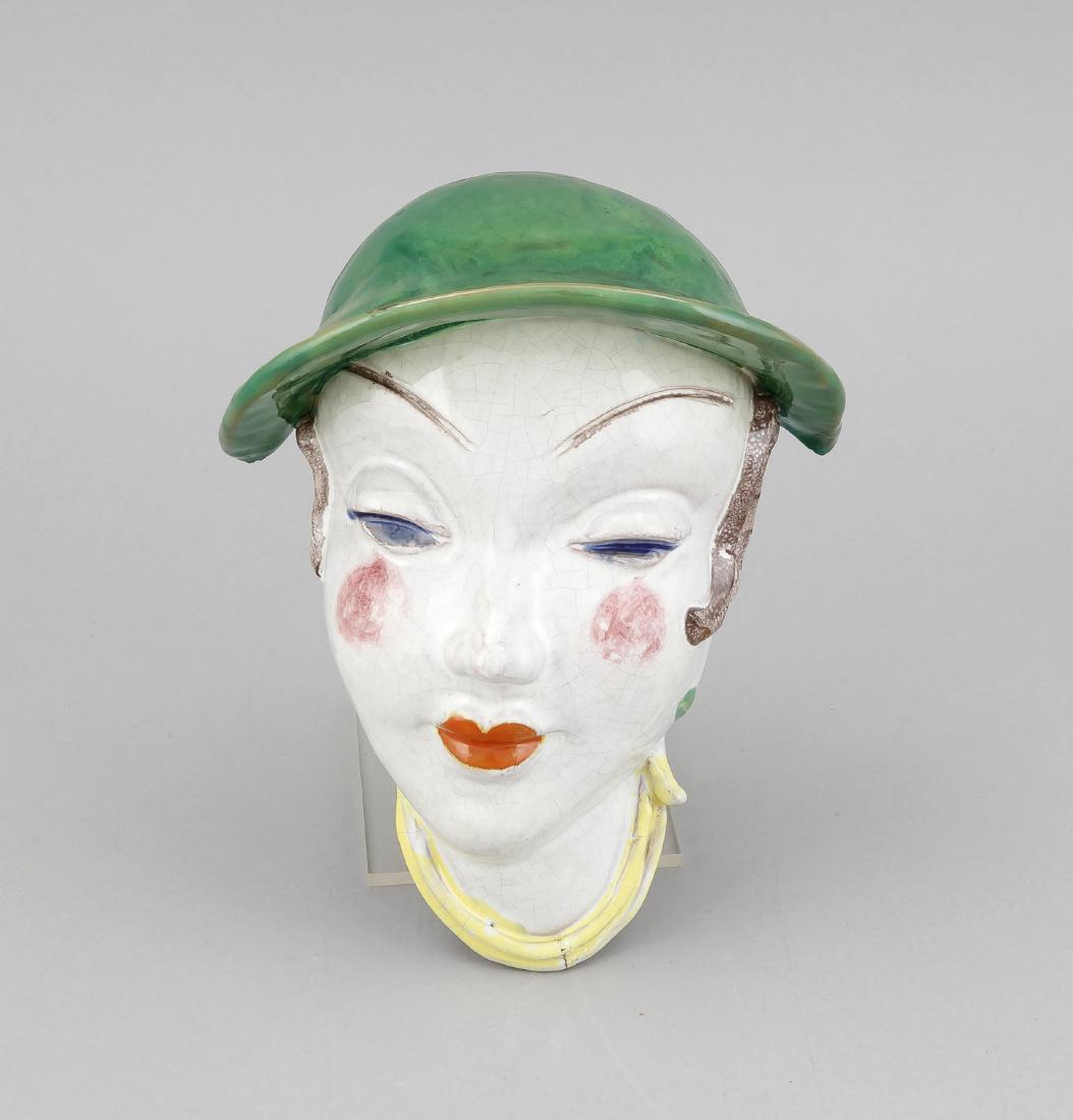 Wandmaske, 20. Jh., junges Mädchen mit grünem Hut, (1 of 1)