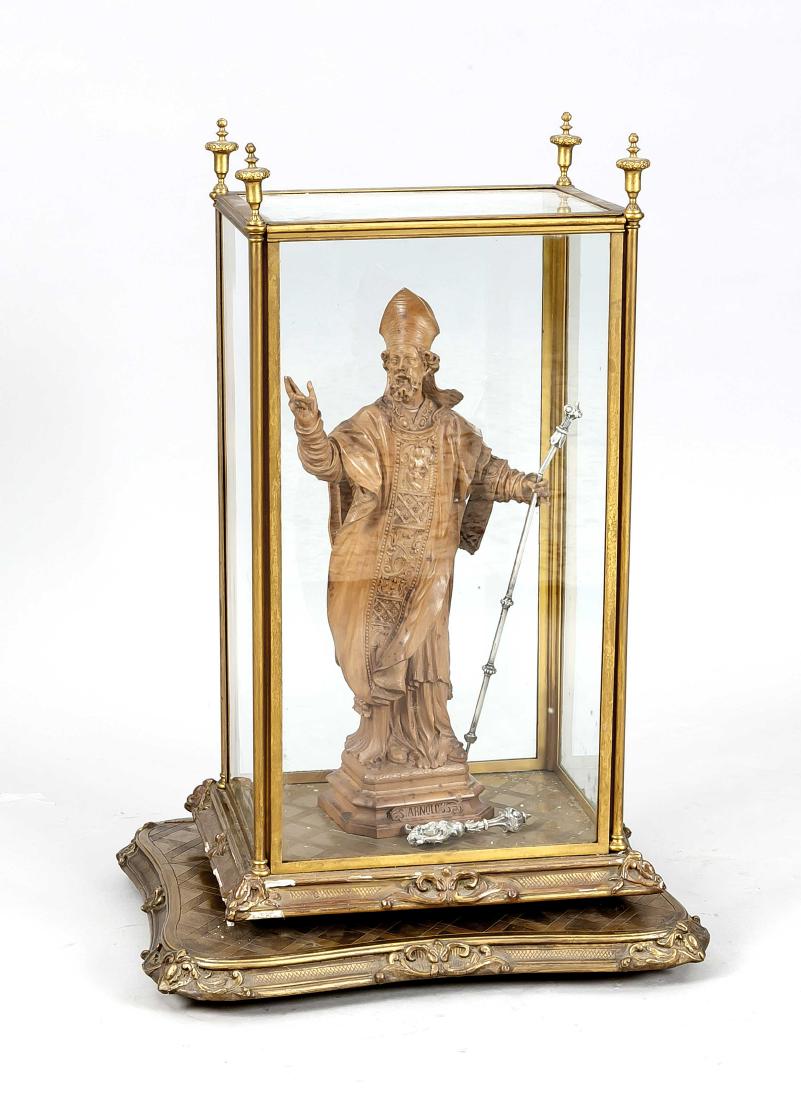 Oscar Sinia (1877-?), belgischer Bildhauer und: Oscar Sinia (1877-?), belgischer Bildhauer und Medailleur, Heiliger Arnoldus als Bischof,vollplastisch gearbeitete Obstholzschnitzerei, mit detailverliebtem Naturalismus bis in die Texturen der Stoffe