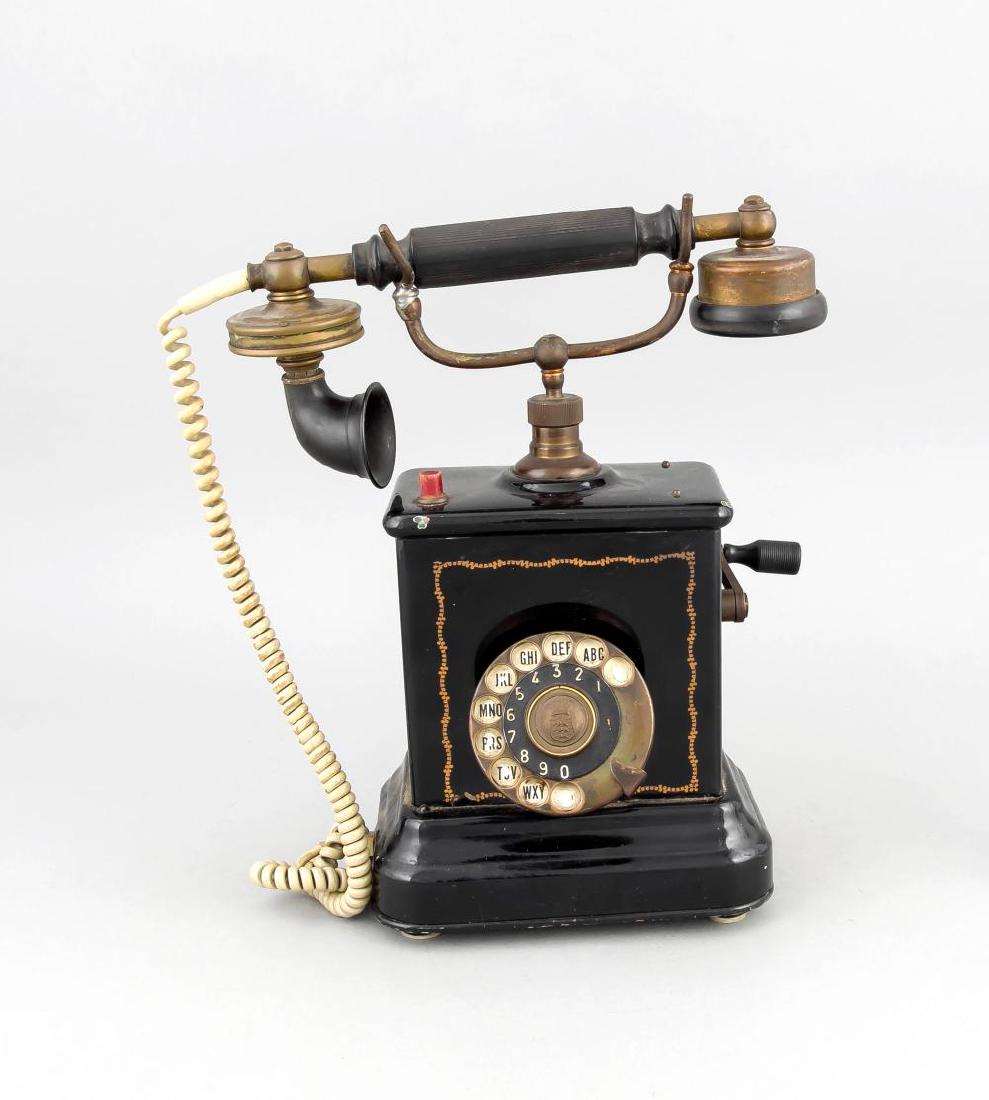 A historic telephone, Sweden around 1930, black: A historic telephone, Sweden around 1930, black polished metal-sheet case, bakelite receiver, fabric-covered receiver cable, crank, metal dial, ca. 33 x 28 x 14 cm Description: A historic telephone, S