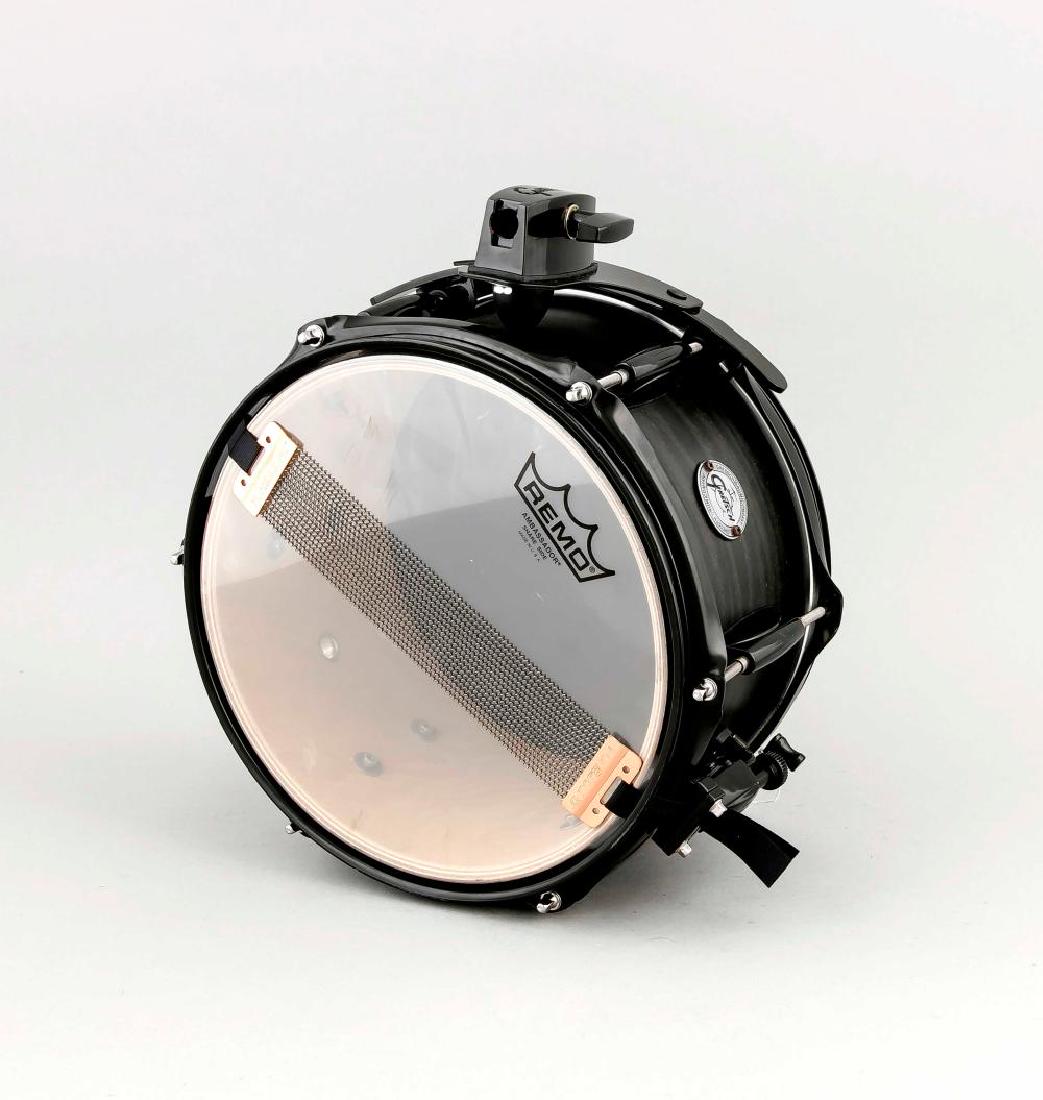 Snare von Gretsch, USA, 20./21. Jh., Kessel aus: Snare von Gretsch, USA, 20./21. Jh., Kessel aus Eschenholz, Satin ebony finish, mit Stativaufnahme, guter Zustand, H. 17/D. 27 cm Description: Snare von Gretsch, USA, 20./21. Jh., Kessel aus Eschenhol