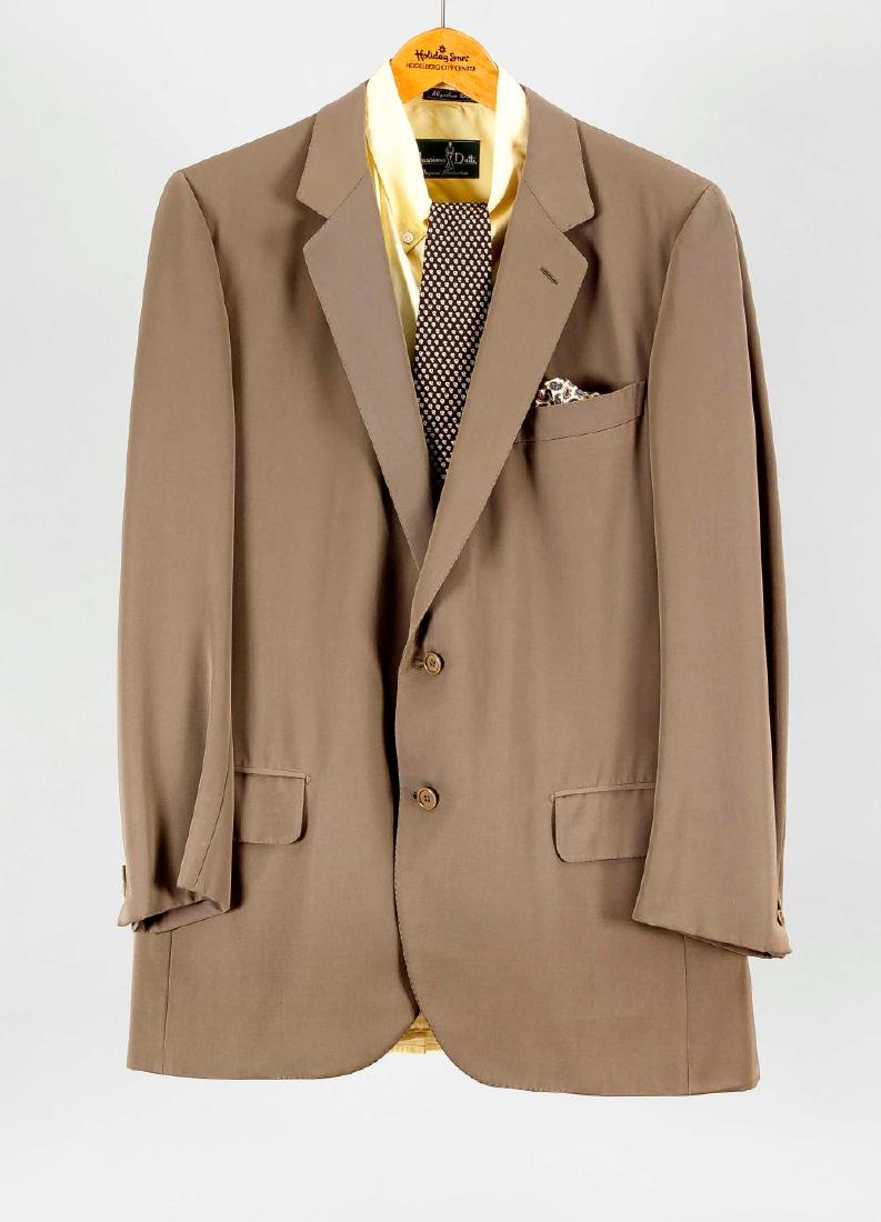 Bühnenoutfit aus Pierres Theaterzeiten in den 90er: Bühnenoutfit aus Pierres Theaterzeiten in den 90er Jahren. Bühnenoutfit, insgesamt fünfteilig aus Pierres Theaterzeiten in den 90er Jahren. Eleganter Anzug in Khaki von BRIONI, exclusiv