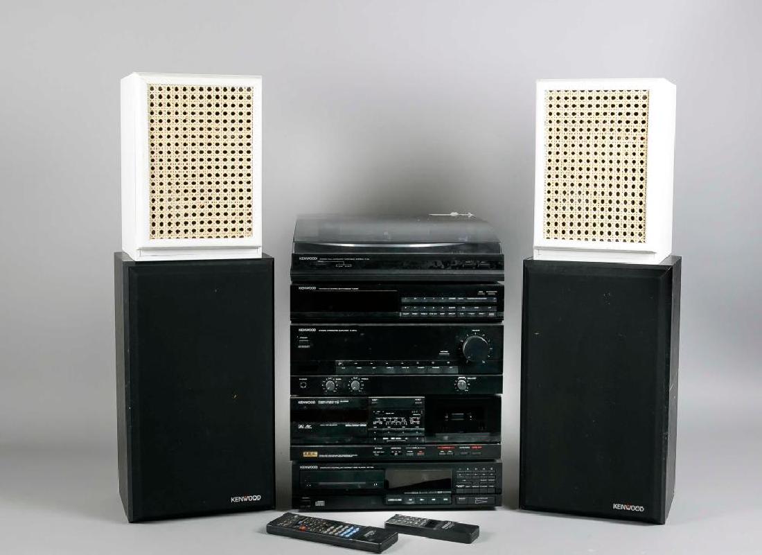 KENWOOD Stereo Komponenten-Tower. Bestehend aus DP720CD: KENWOOD Stereo Komponenten-Tower. Bestehend aus DP720CD CD-Player, X82 Cassettendeck, R42XL Amplifier, FM-MW-LW Stereo-Synthesizer Tuner, P42 Plattenspieler. Pierre kombinierte diese Anlage mit den Dr