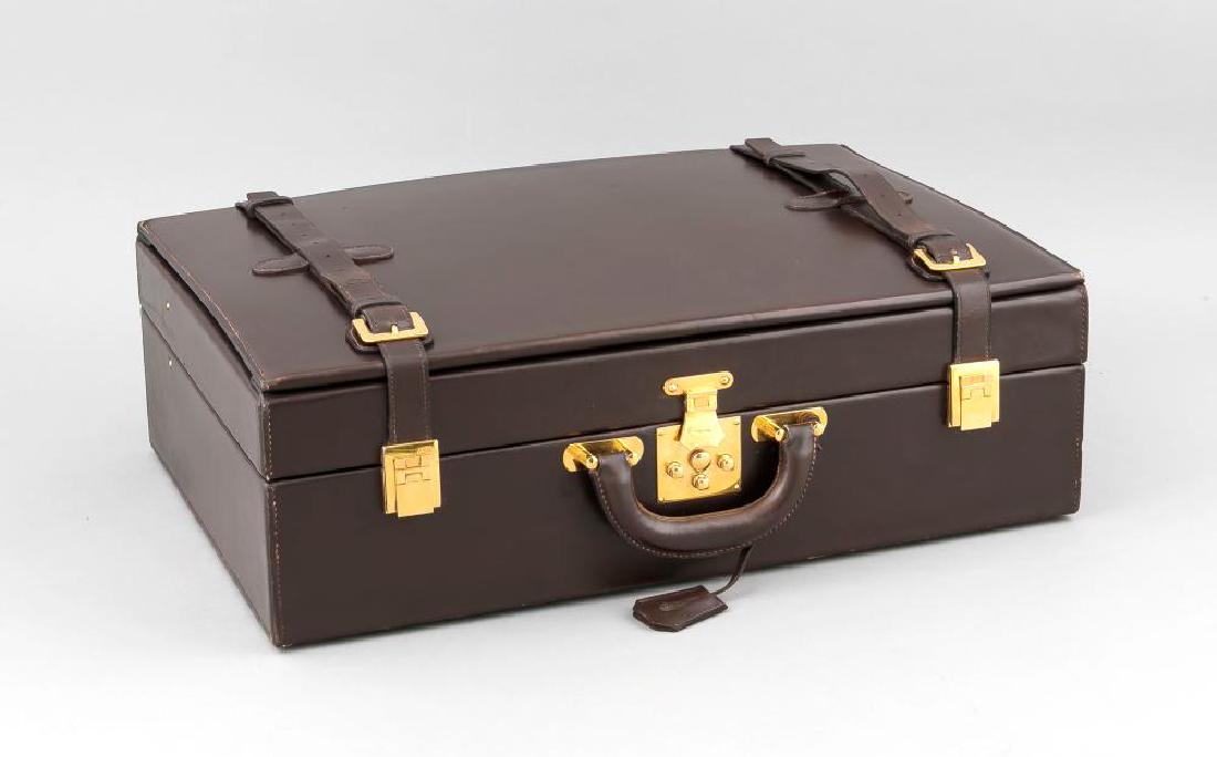 HERMÉS Mallet - Attaché-Case in: HERMÉS Mallet - Attaché-Case in walnussbraunem Leder, um 1960. Museales Stück, höchst seltenes Original in erstklassiger Erhaltung. Mit 7-gliedrigem Fächerregister und Innenau
