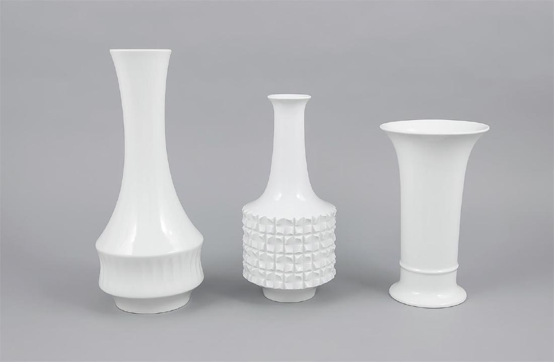 Drei weiße Vasen, Strukturvase, Meissen, 1970er: Drei weiße Vasen, Strukturvase, Meissen, 1970er Jahre, 1. W., Entwurf Ludwig Zepner 1966, H. 24 cm, Trompetenvase, Kaiser, H. 20,5 cm, Vase, Mitterteich, Bavaria, H. 29 cm English: Drei weiß