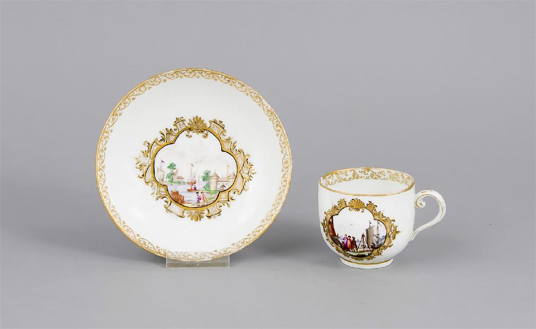 Tasse mit UT, Meissen, 18. Jh., 2. W., polychrome: Tasse mit UT, Meissen, 18. Jh., 2. W., polychrome Malerei in Reserven, Kauffahrteiszenen in der Art von Christian Friedrich Herold, ziervergoldet, Chip am Rand, tlw. ber., H. 6 cm English: Cup with sa