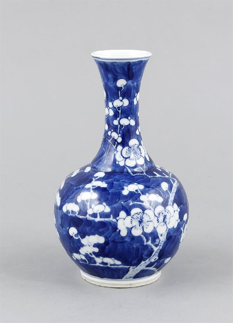 Kleine Prunus-Vase, China, um 1900, weiß-blauer (1 of 1)