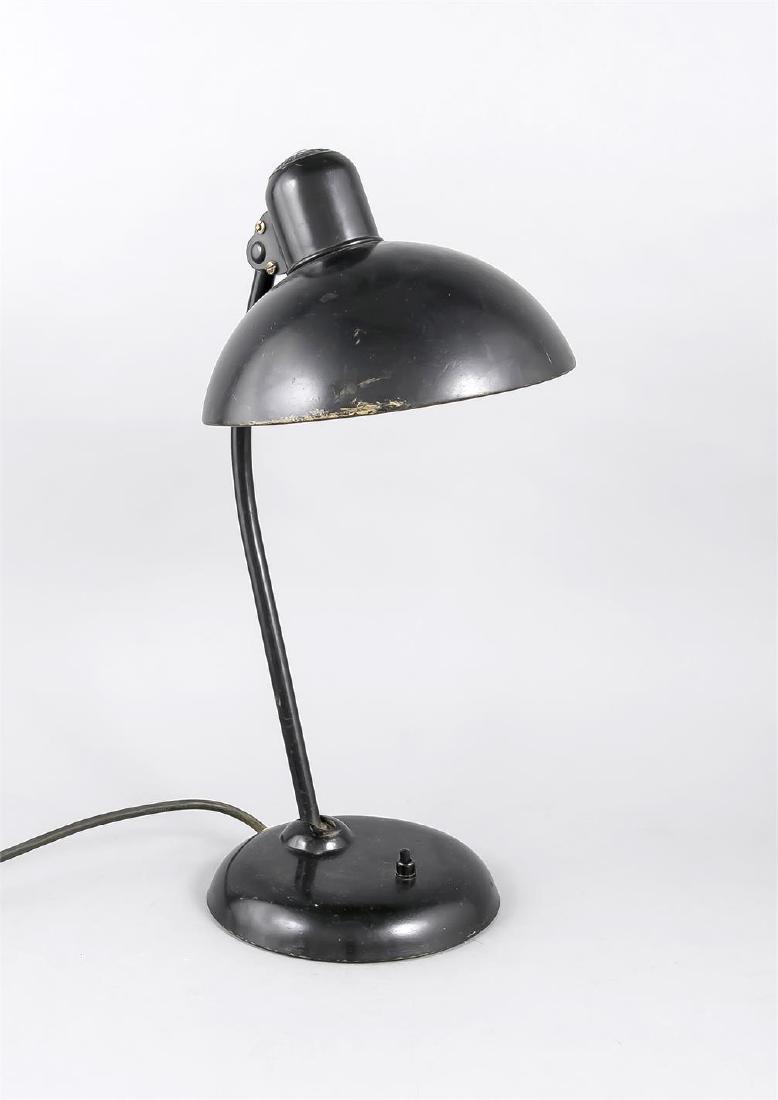 Schreibtischlampe, Deutschland, 1.H. 20. Jh., bez.: Schreibtischlampe, Deutschland, 1.H. 20. Jh., bez. ''Original Kaiser Idell'', schwarz lackiertes Eisen, runder, konvexer Sockel, seitlich angesetzter Schaft, Kuppelschirm, leicht ber., H. 48 cm Englis