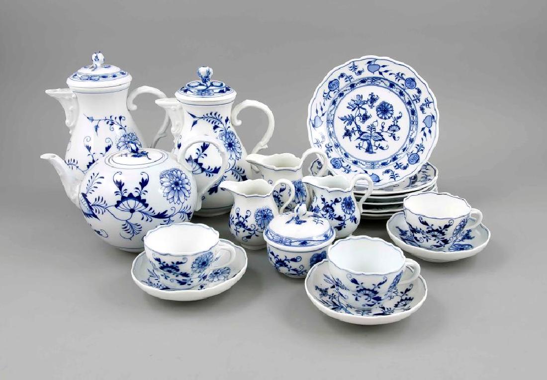 Coffee service and t: Coffee service and teapot, 27 pieces, Meissen, 19. / 20. Century, decor onion pattern in underglaze blue, 2 coffee pots, H. 22 and 24 cm, 1 teapot, H. 15 cm, 7 coffee cups with UT, 19th century, 1 wit