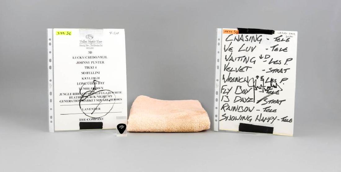 Konvolut, Fish, Hand: Konvolut, Fish, Handtuch und Setlist und John Wesley Band, Plectron und Setlist, aus dem Jahr 2001, tlw. mit Originalautogramm