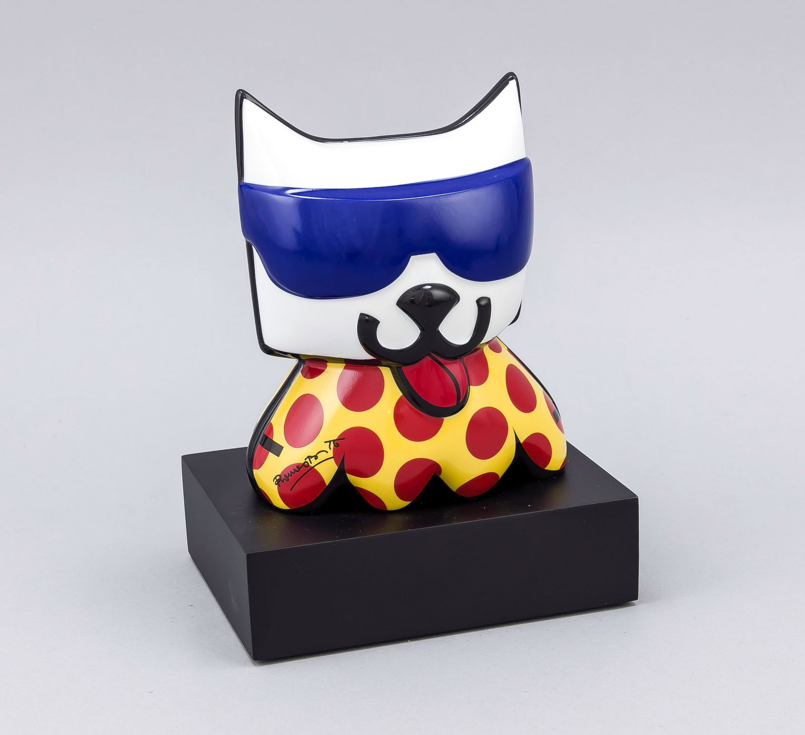 La Cat, 21st Century, Goebel, Artis Orbis, Romero: La Cat, 21st Century, Goebel, Artis Orbis, Romero Britto, Neo-Pop Art Artist, (born 1963 Recife / Brazil), active in USA, stylized cat with blindfold. H. 16 cm, left Artist signed, on rectangular base