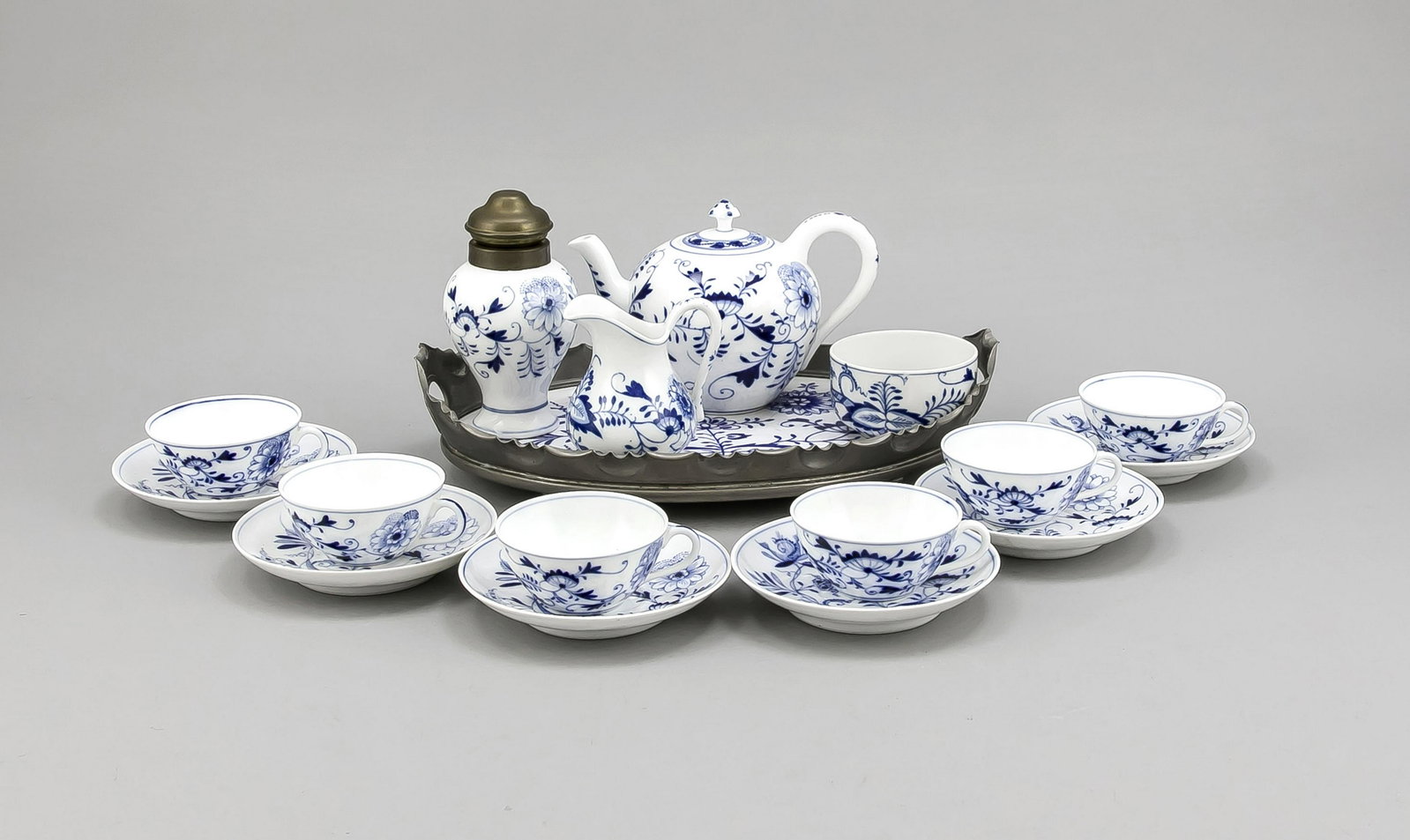 Tea set for 6 pers., 14 pcs., Köppelsdorf,: Tea set for 6 pers., 14 pcs., Köppelsdorf, Thuringia, 20th cent., onion pattern in underglaze blue, tea pot, h. 13 cm, 6 tea cups w. saucers, 1x hairline crack, h. 5 cm, lidded vase, h. 14 cm, ad