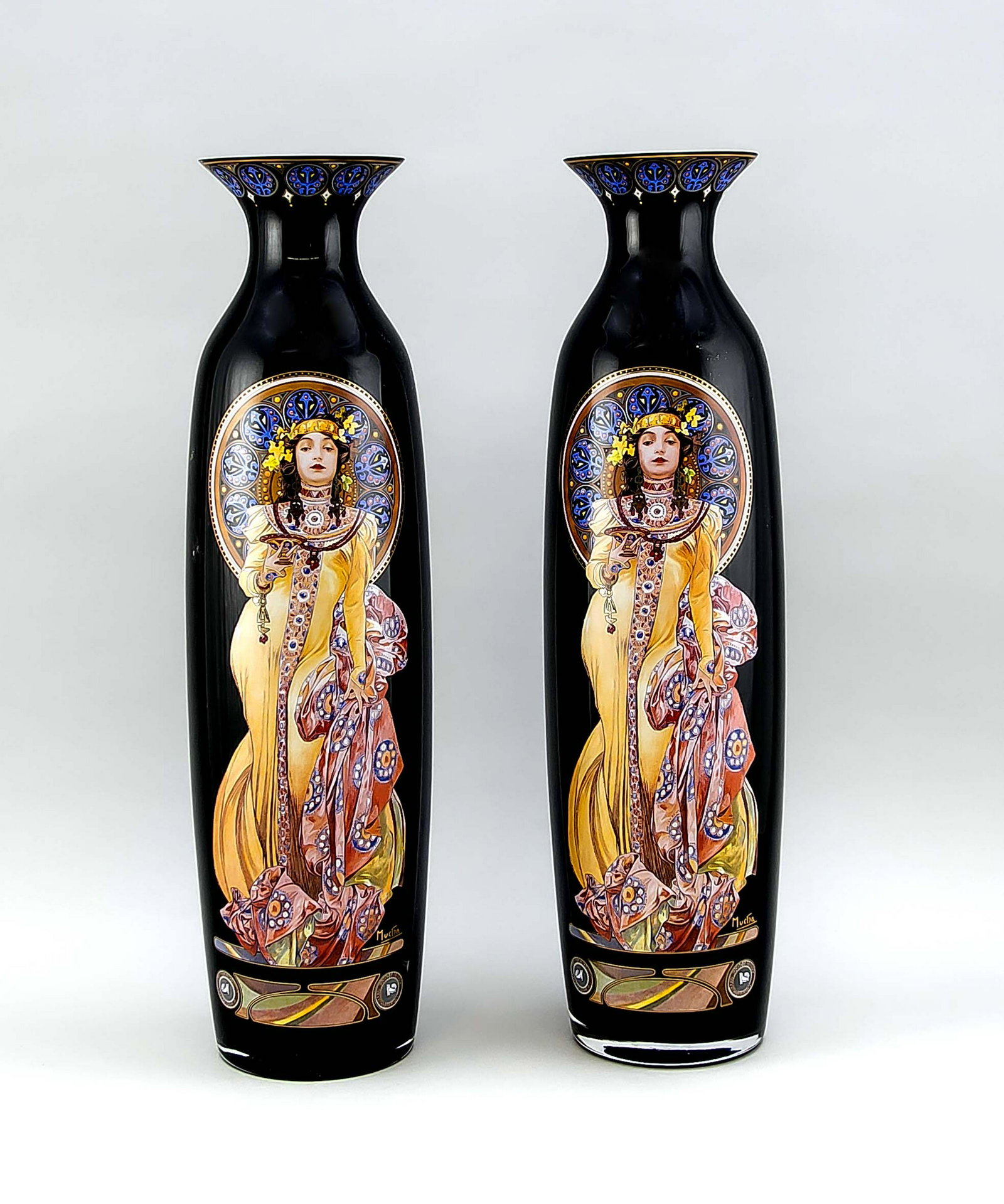 Paar Bodenvasen "Imperial 1899" mit Motiven nach Alfons: Paar Bodenvasen "Imperial 1899" mit Motiven nach Alfons Mucha, Goebel, aus der Serie Artis Orbis, schlanker, schlichter Korpus mit eingezogenem, kurzen Hals und ausgestelltem Rand, klares, farbloses G