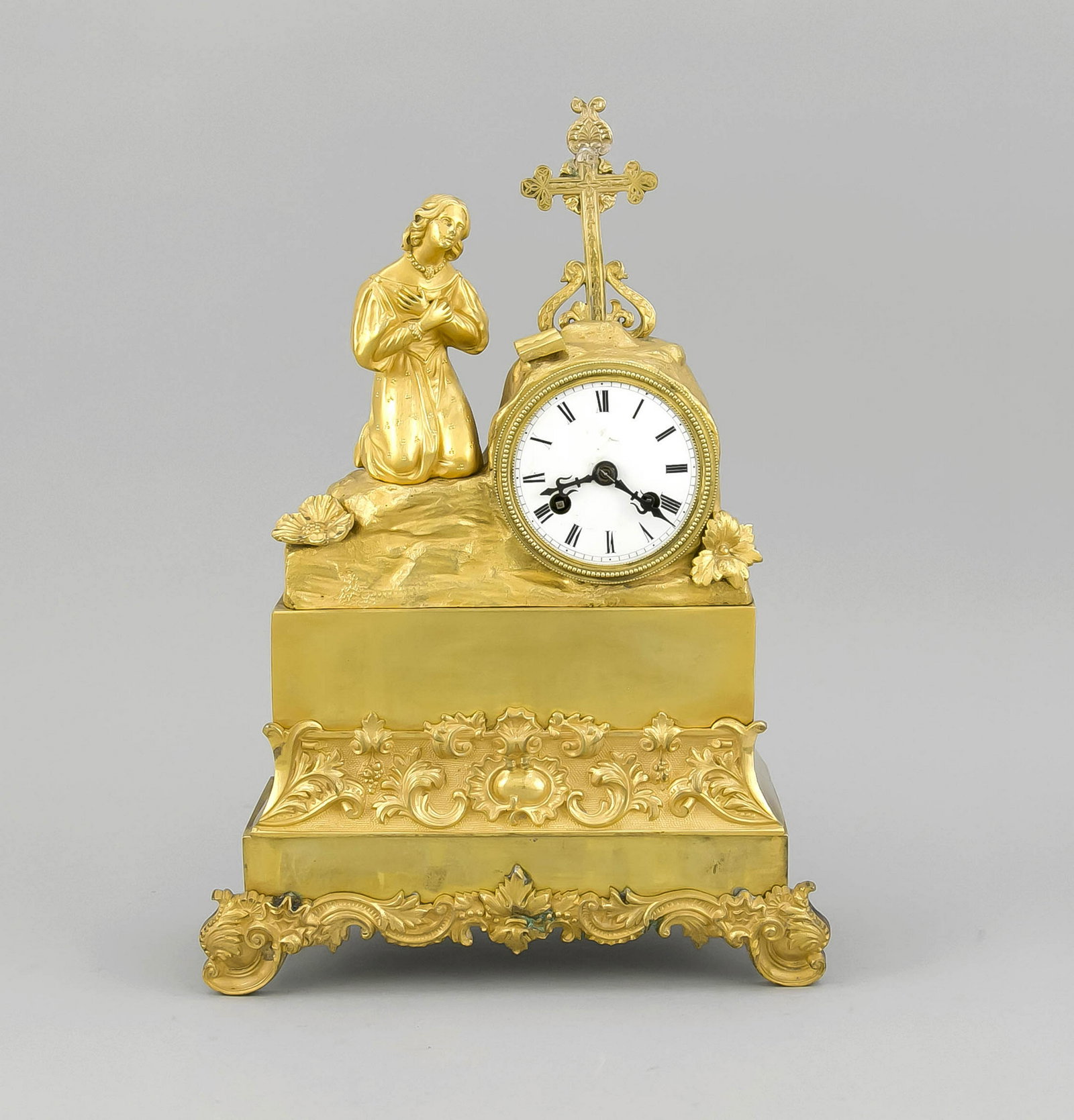 franz. Bronze-Pendule, 1.H. 19.Jh., feuervergoldet,: franz. Bronze-Pendule, 1.H. 19.Jh., feuervergoldet, Darstellung einer Frau beim beten, klassischer Empireaufbau, verziert mit Rocaillen und Blüten, gekrönt durch ein wohl ergänztes Kreu