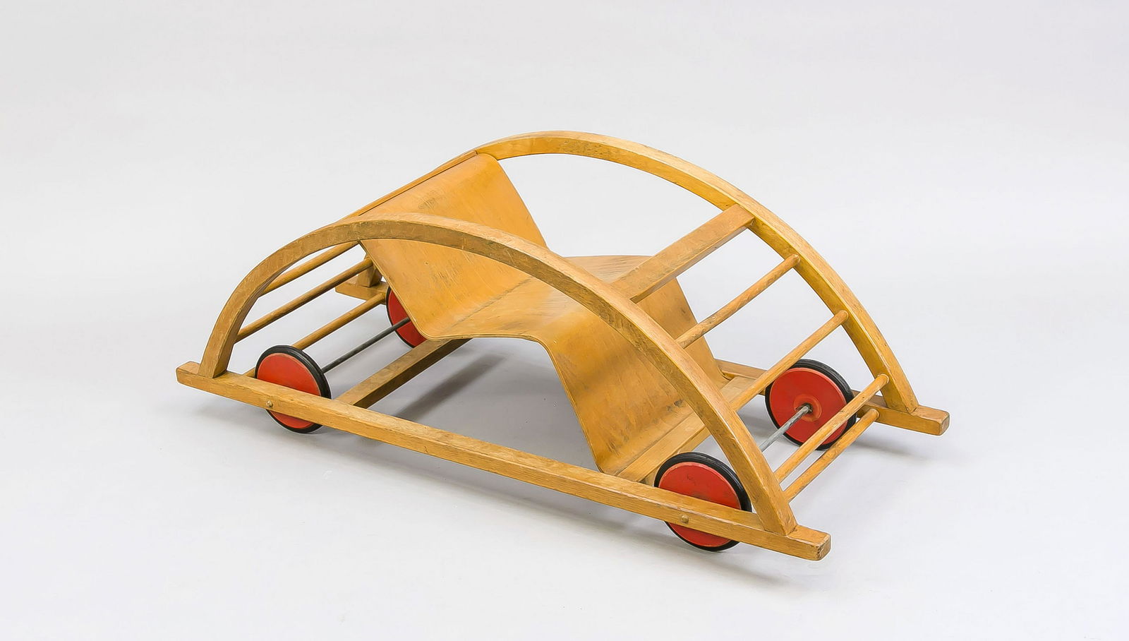 Design Schaukelwagen, Deutschland, 1950er Jahre,: Design Schaukelwagen, Deutschland, 1950er Jahre, Entwurf Hans Brockhage & Erwin Andra, Hersteller Fa. Siegfried Lenz, Buchen-Schichtholz mit rot lackierten Rädern mit Gummiprofil. Hergestellt zwi