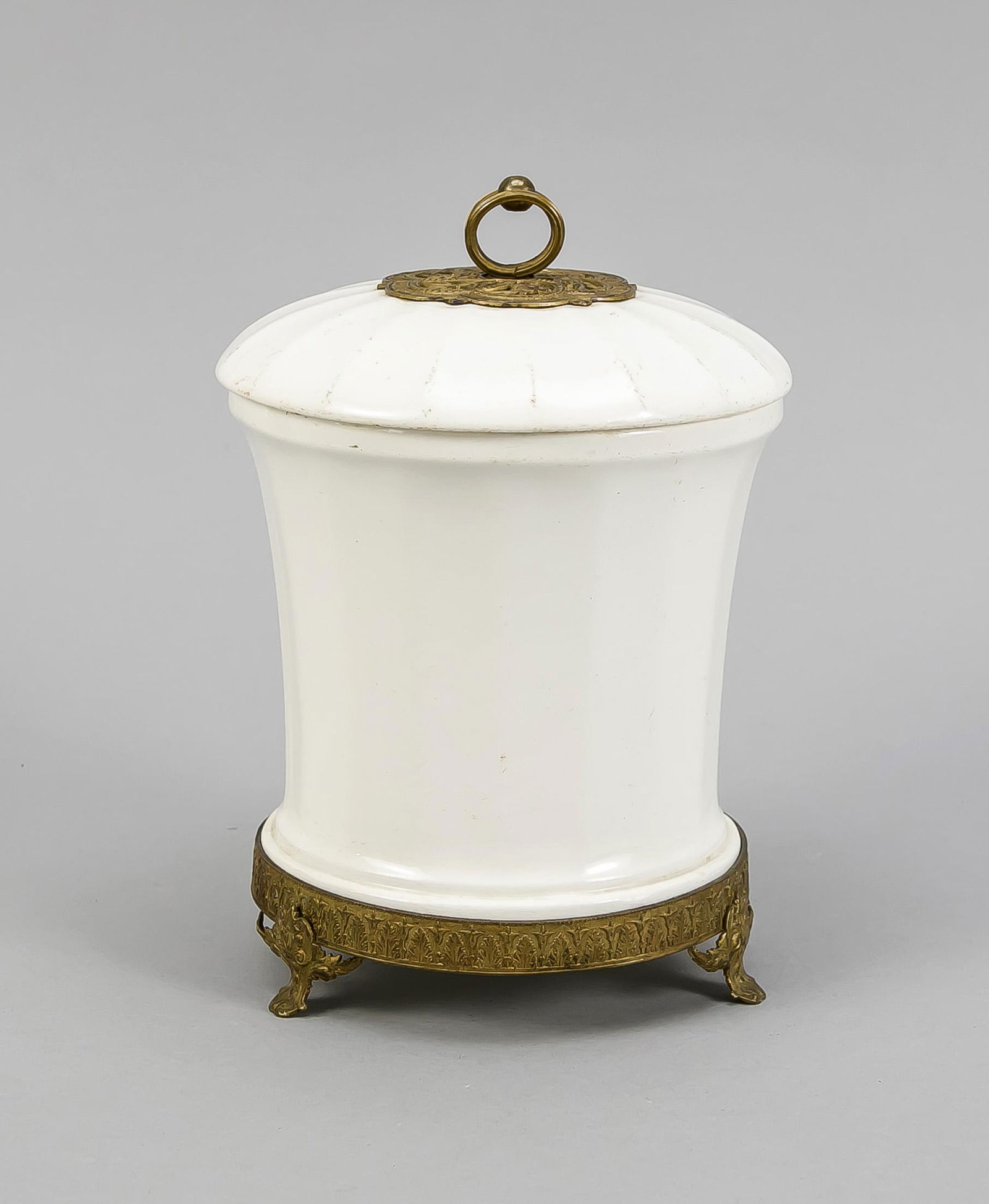 Empire lidded box, w: Empire lidded box, w. Vienna, around 1800, ceramic cream-coloured glaze, cylindrical form, fluted wall, brass mounting with ornamental band, embossed nr. '6666', h. 17.5 cm