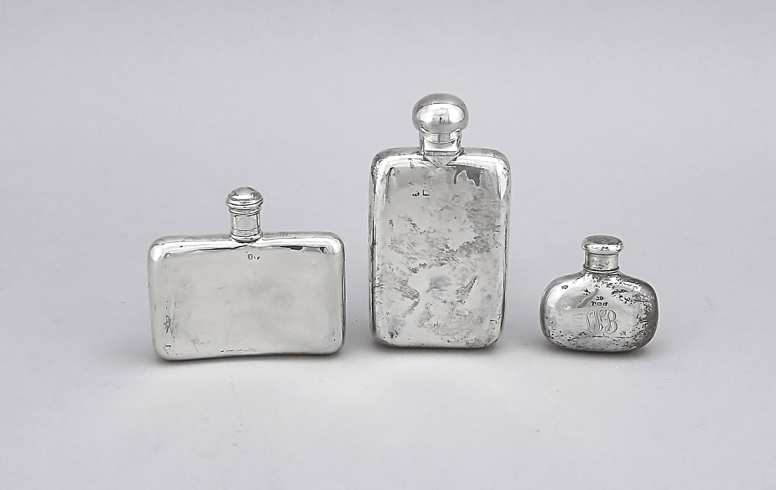 Three flasks, England, 20: Three flasks, England, 20th cent., Sterling silver 925/000, all in flat form, 2 rectangular, 1 oval with monogram, l. up to 13.5 cm, total weight approx. 260 g