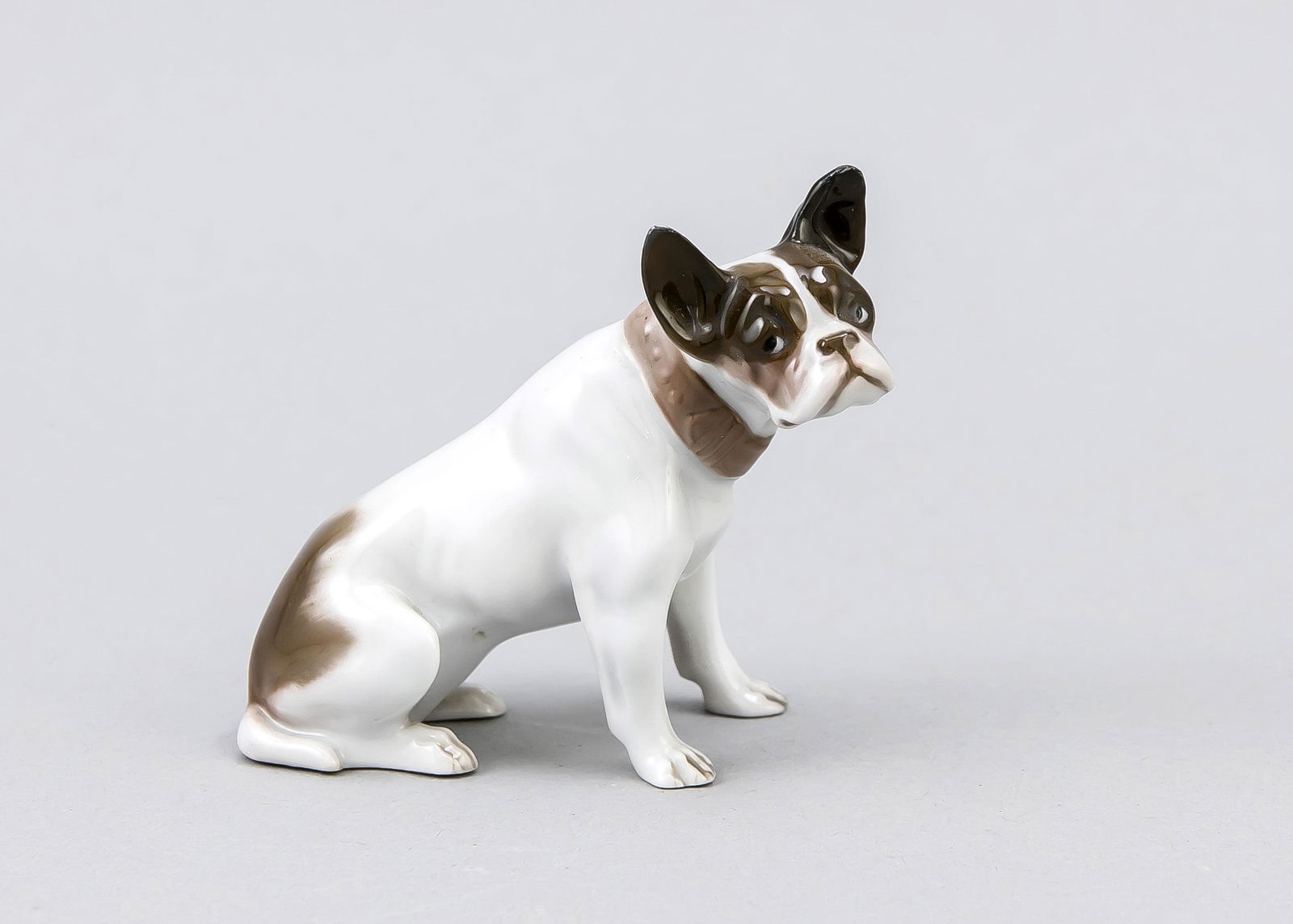 Young French Bulldog, Ros: Young French Bulldog, Rosenthal, mark for Selb 1922-33, designed by Fritz Diller, model no. 286, naturalistic underglaze painting, sitting, h. 9 cm