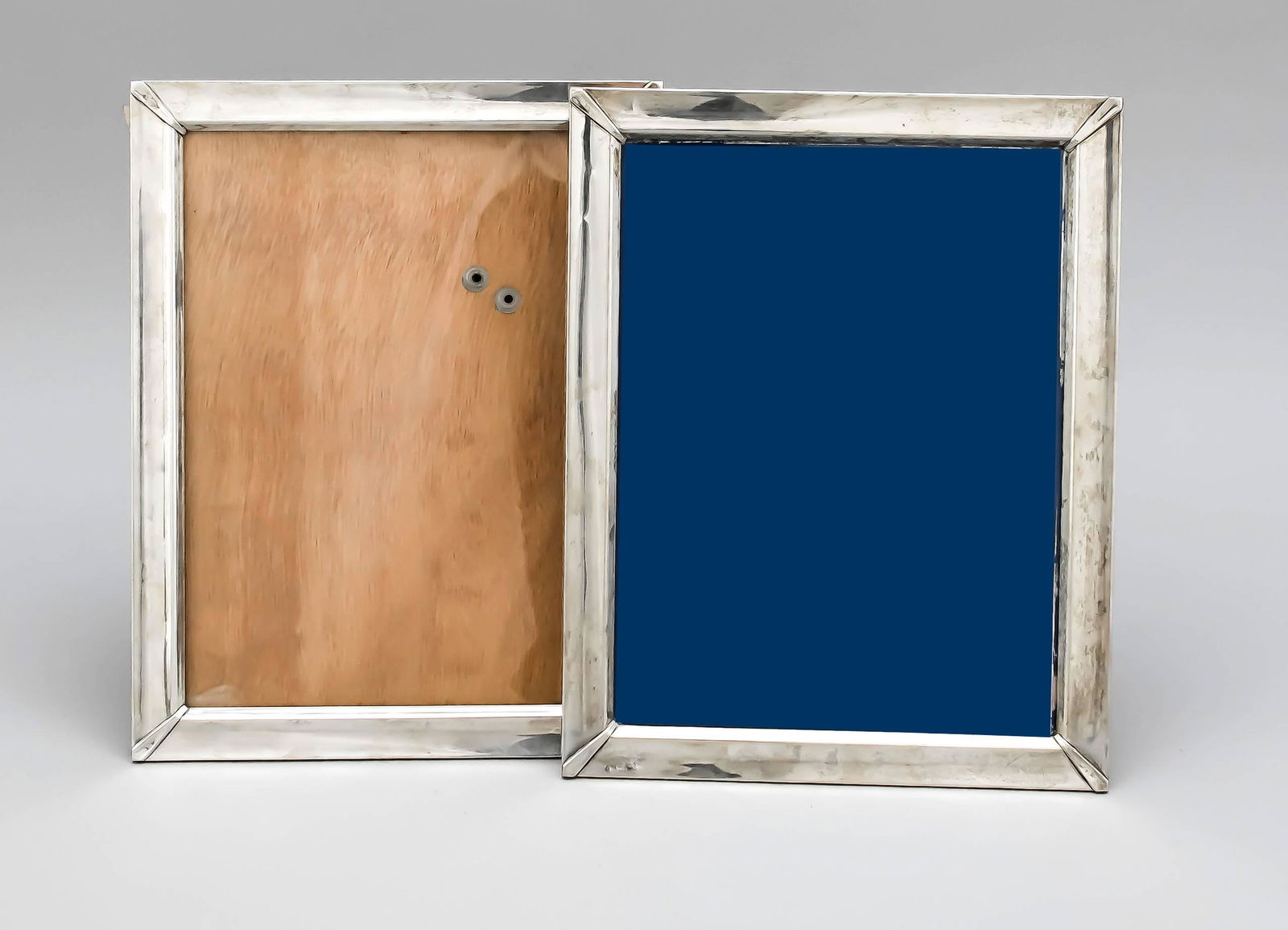 A pair of photo frames, p: A pair of photo frames, probably Spain, 2nd half of the 20th century, Sterling silver 925/000, smooth shape, emphasized corners, inner dimensions 23 x 17 cm, overall dimensions 27 x 21 cm