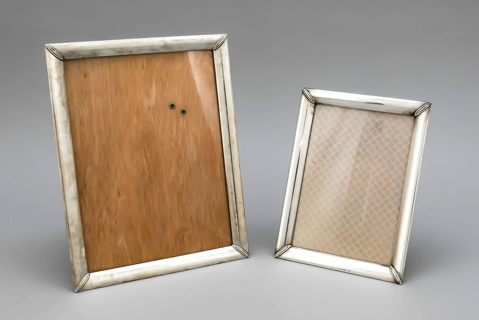 Two photo frames, Spain,: Two photo frames, Spain, 2nd half of the 20th century, silver 915/000, smooth shape, emphasized corners, inner dimensions 17 x 12 cm resp. 23 x 17 cm, overall dimensions 21 x 15.5 cm resp. 26 x 20.5 c
