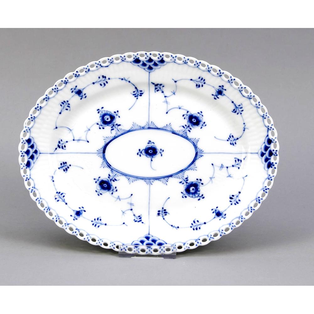 Ovale Platte, Royal Copen: Ovale Platte, Royal Copenhagen, Marke 1962, 2. W., Dekor Musselmalet Halbspitze in Unterglasurblau, Entwurf Arnold Krog (1856-1931) im Jahr 1888, Modellnr. 1146, L. 25 cm