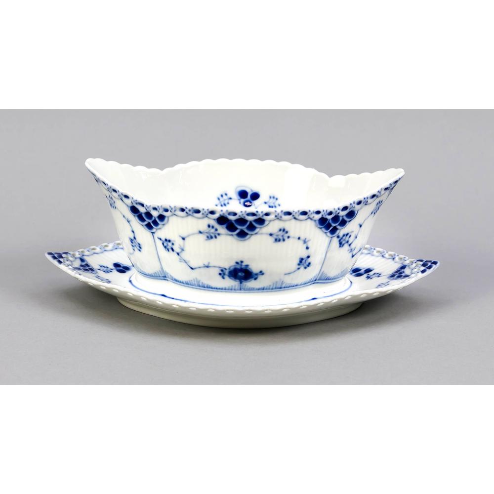 Sauce boat, Royal Copenha: Sauce boat, Royal Copenhagen, mark 1965, 1st quality, Musselmalet half-lace decor in underglaze blue, designed by Arnold Krog (1856-1931) in 1888, model no. 1105, L. 24 cm