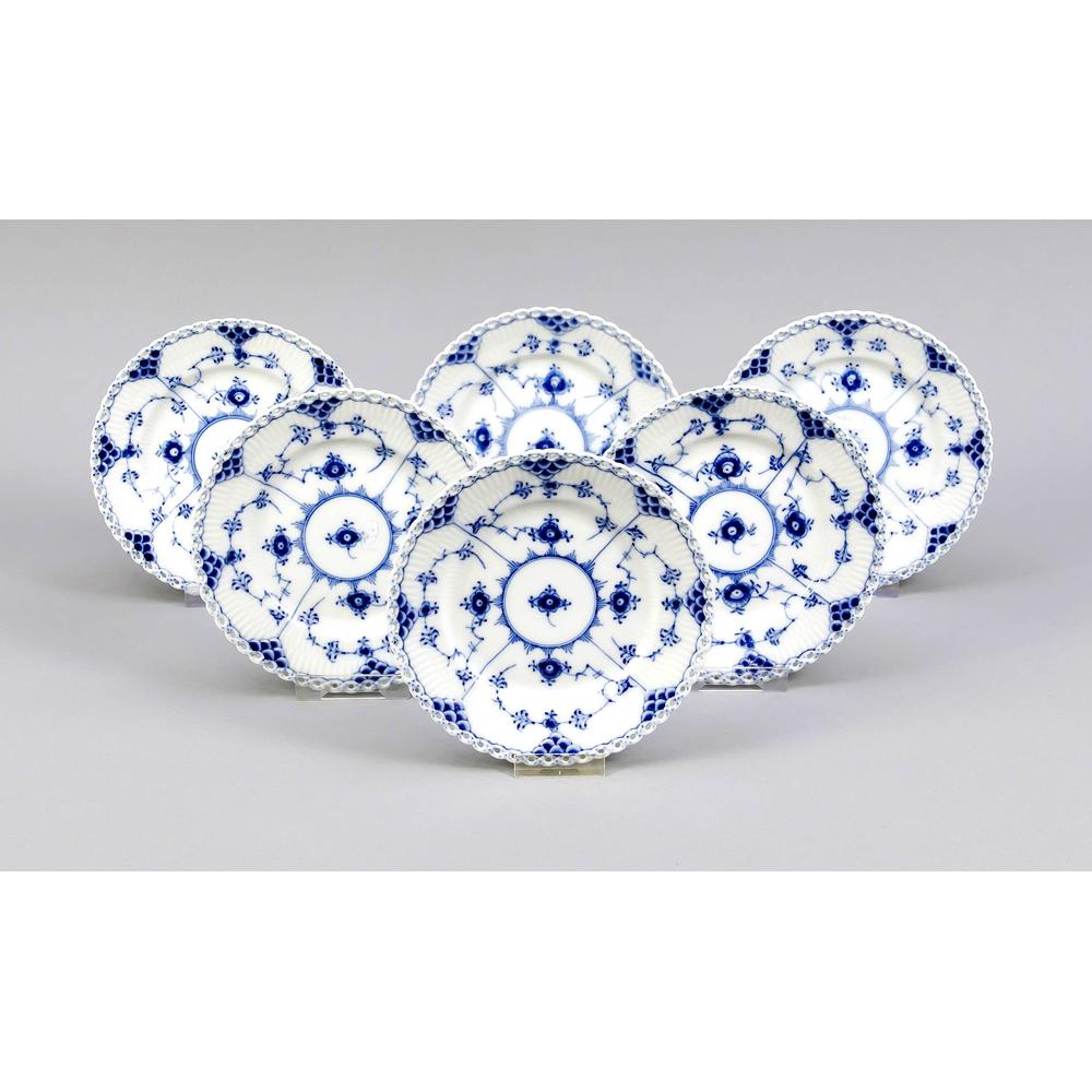 Six dessert plates, Royal: Six dessert plates, Royal Copenhagen, mark 1966, 1st quality, Musselmalet half-lace decor in underglaze blue, designed by Arnold Krog (1856-1931) in 1888, model no. 1088, Ø 14.5 cm