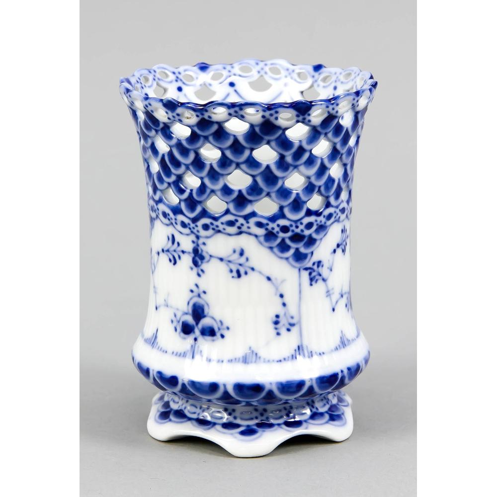 Vase, Royal Copenhagen, m: Vase, Royal Copenhagen, mark 1924-34, 1st quality, Musselmalet full lace decor in underglaze blue, designed by Arnold Krog (1856-1931) in 1888, model no. 1016, h. 11 cm