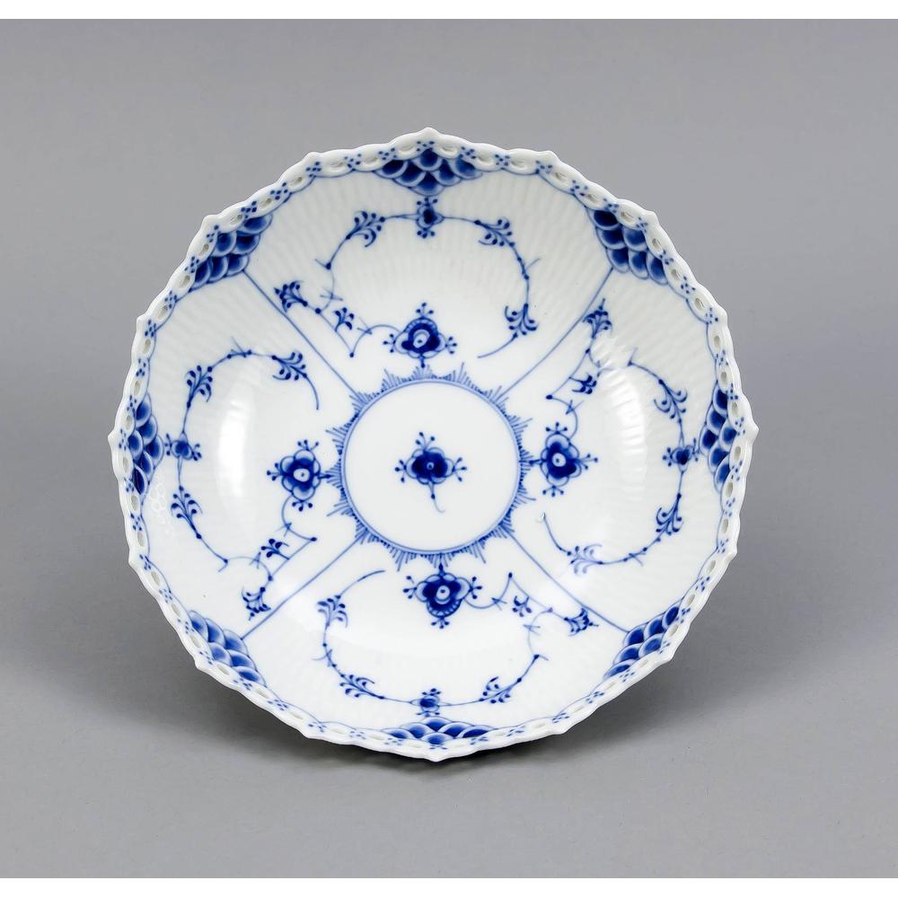 Round bowl, Royal Copenha: Round bowl, Royal Copenhagen, brand 1967, 1st quality, Musselmalet half-lace decor in underglaze blue, designed by Arnold Krog (1856-1931) in 1888, Ø 21 cm