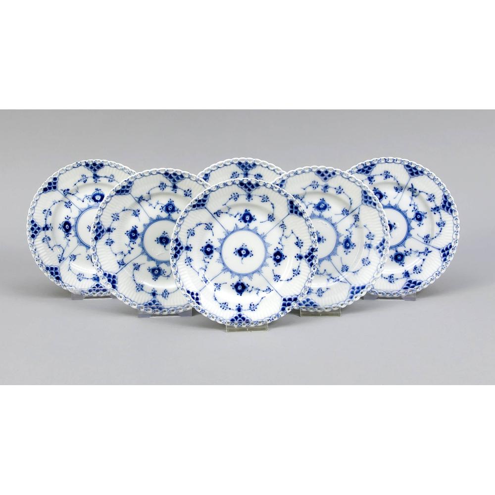 Six dessert plates, Royal: Six dessert plates, Royal Copenhagen, mark 1966, 1st quality, Musselmalet half-lace decor in underglaze blue, designed by Arnold Krog (1856-1931) in 1888, model no. 1088, Ø 14.5 cm