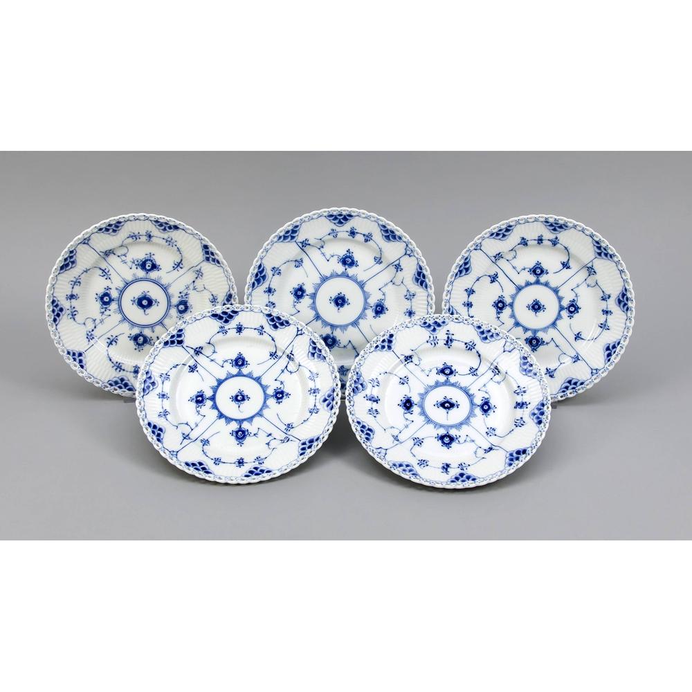 Five plates, Royal Copenh: Five plates, Royal Copenhagen, marks 1970s, 2nd quality, Musselmalet half-lace decor in underglaze blue, designed by Arnold Krog (1856-1931) in 1888, model no. 1086, Ø 19.5 cm