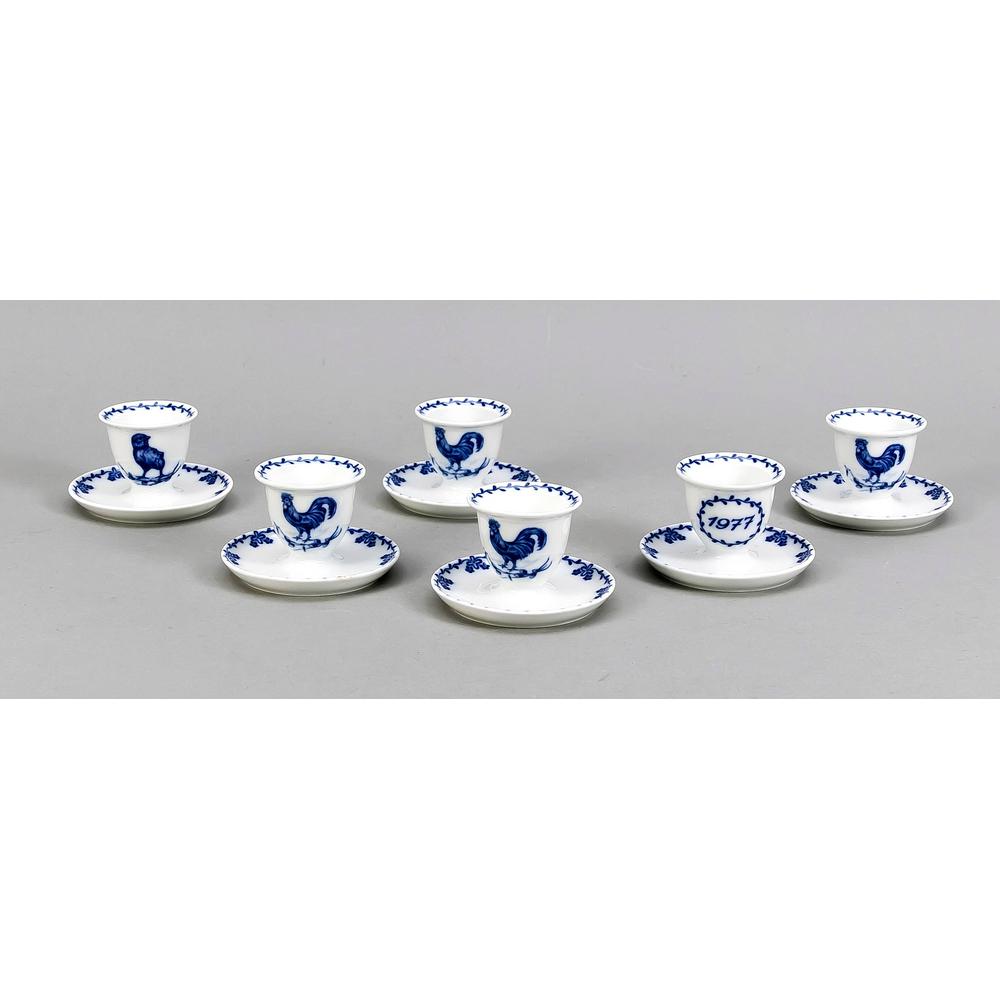 Six collector`s egg cups,: Six collector`s egg cups, Tettau, 1976/77, white, decor with cock or chick and year in underglaze blue, limited edition (2500 a. 3500 ex.), each in original box, h. 6 cm