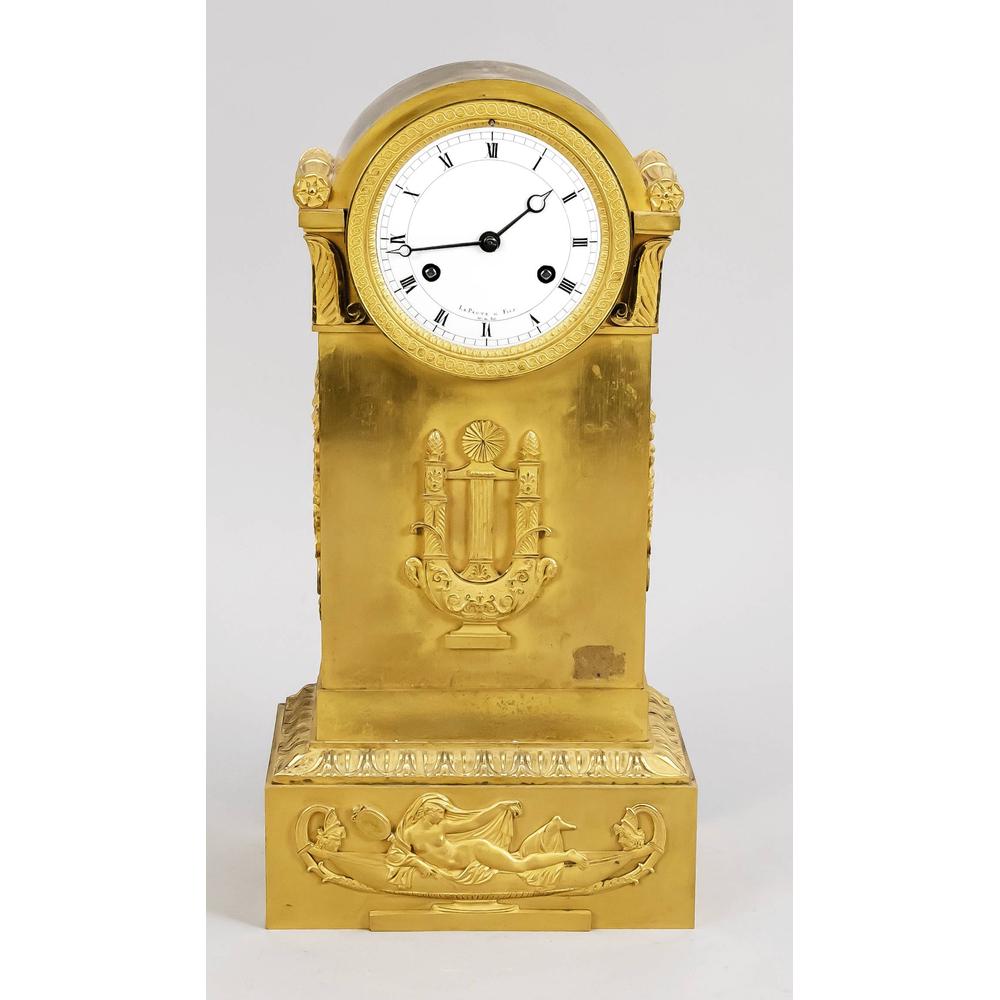 Franz. Pendule im Empires: Franz. Pendule im Empirestil, feuervergoldet, 1.H.19.Jh., bez. Le Paute & Fils, du Roi, dargestellt auf dem Sockel Frau im Boot, an den Seiten Symbole aus Fackel, Kranz und Bändern bestehend, wei